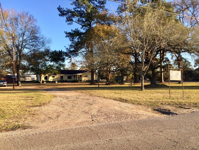 15081 Memorial Dr in Splendora, TX - Foto de edificio - Building Photo