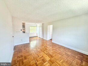 1706 W Abingdon Dr in Alexandria, VA - Building Photo - Building Photo