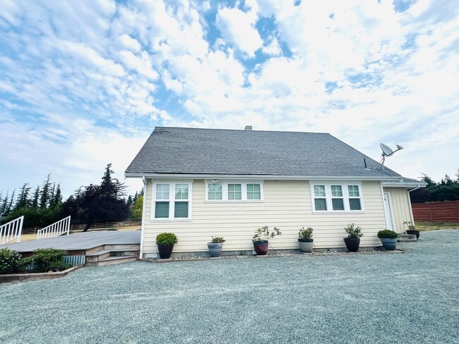 12515 Persons Rd in Bow, WA - Building Photo - Building Photo