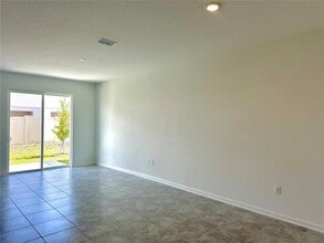 2432 Skyline Lp in Kissimmee, FL - Foto de edificio - Building Photo