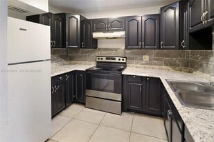 5975 NW 25th Ct in Sunrise, FL - Building Photo