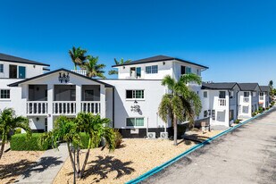 Windsor West Condominiums in Ft. Myers, FL - Building Photo