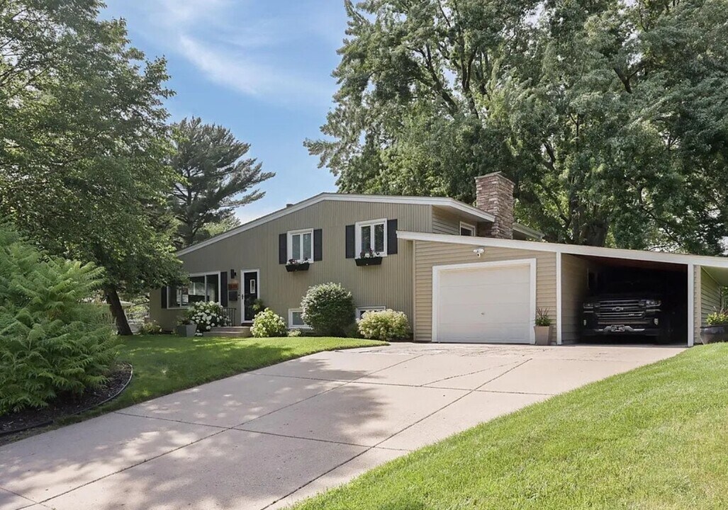 2820 Overlook Dr in Minneapolis, MN - Building Photo