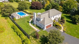 41 Lighthouse View Dr in Middletown, RI - Building Photo