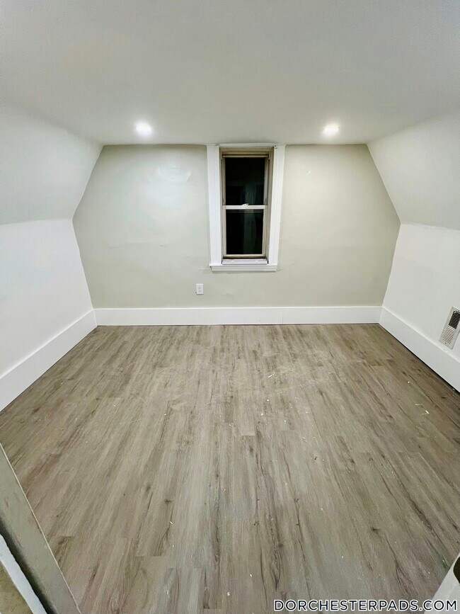 35 Humphreys St in Boston, MA - Building Photo - Building Photo