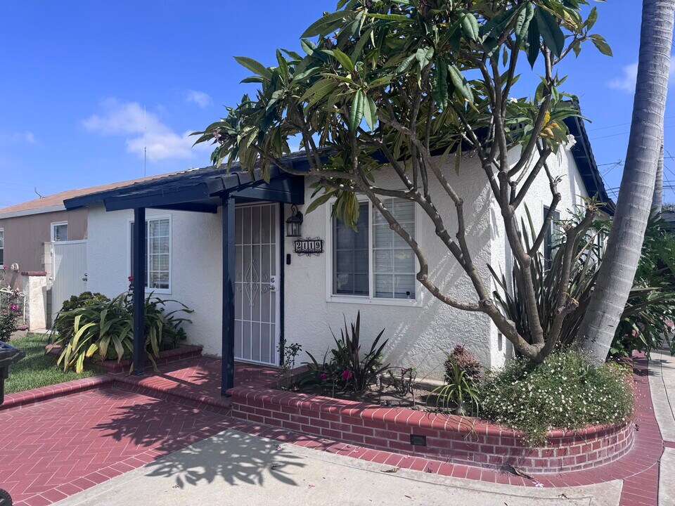 2119 W Columbia St in Long Beach, CA - Building Photo