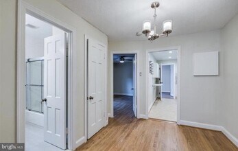 1509 N Rhodes St in Arlington, VA - Building Photo - Building Photo