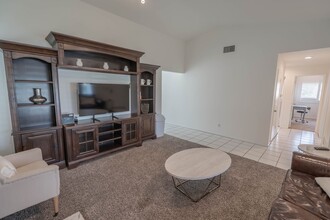 27412 Garza Dr in Santa Clarita, CA - Foto de edificio - Building Photo