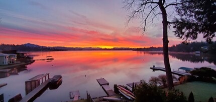 1611 Vernon Rd in Lake Stevens, WA - Foto de edificio - Building Photo