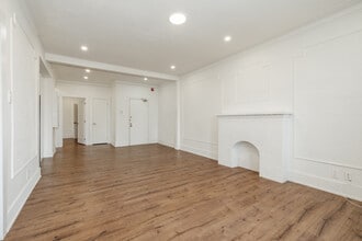 Plaza Court in Montréal, QC - Building Photo - Interior Photo