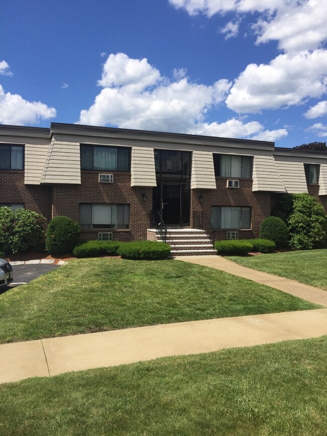 1 Hallmark Gdns, Unit 1 in Burlington, MA - Foto de edificio - Building Photo