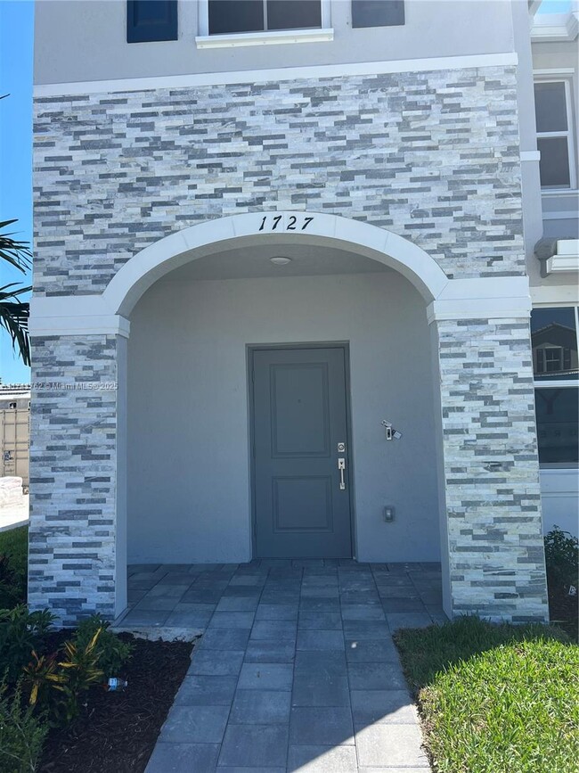 1727 SE 26th Ter in Homestead, FL - Building Photo - Building Photo