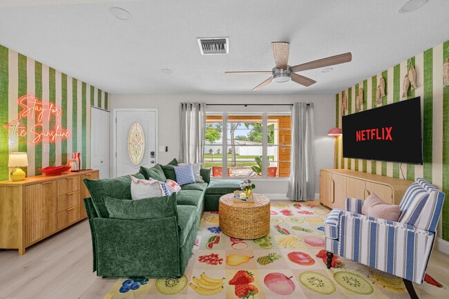 7957 CottonWoode Dr in Largo, FL - Building Photo - Building Photo
