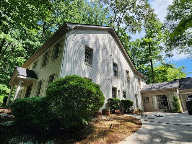 943 Barton Woods Rd NE in Atlanta, GA - Foto de edificio - Building Photo