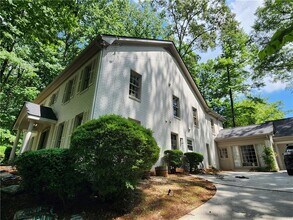943 Barton Woods Rd NE in Atlanta, GA - Building Photo - Building Photo
