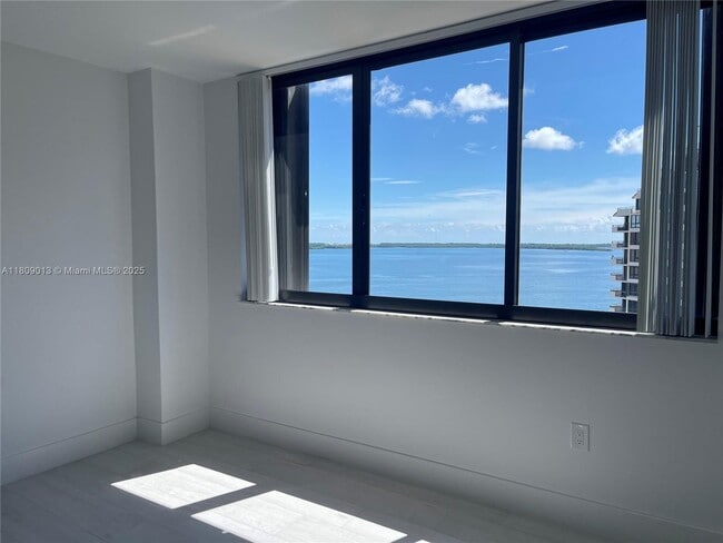 540 Brickell Key Dr in Miami, FL - Building Photo - Building Photo