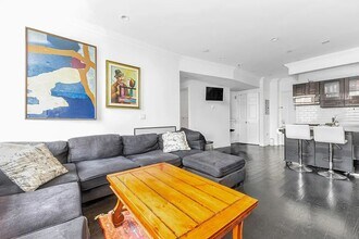 326 E 4th St in New York, NY - Building Photo - Building Photo
