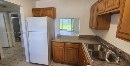 7321 NW 85th St in Tamarac, FL - Building Photo - Building Photo