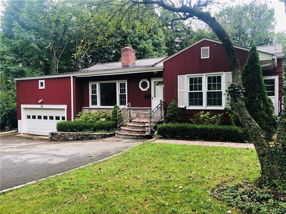 39 Palmer Ave in Scarsdale, NY - Building Photo