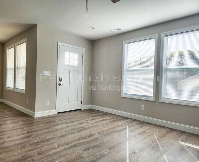625 Edgewood Ave in Hendersonville, NC - Foto de edificio - Building Photo