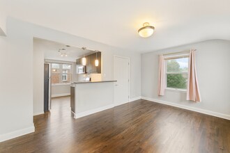 3806 S Brust Ave, Unit Bay View 3B Close To Lake in Milwaukee, WI - Building Photo - Building Photo