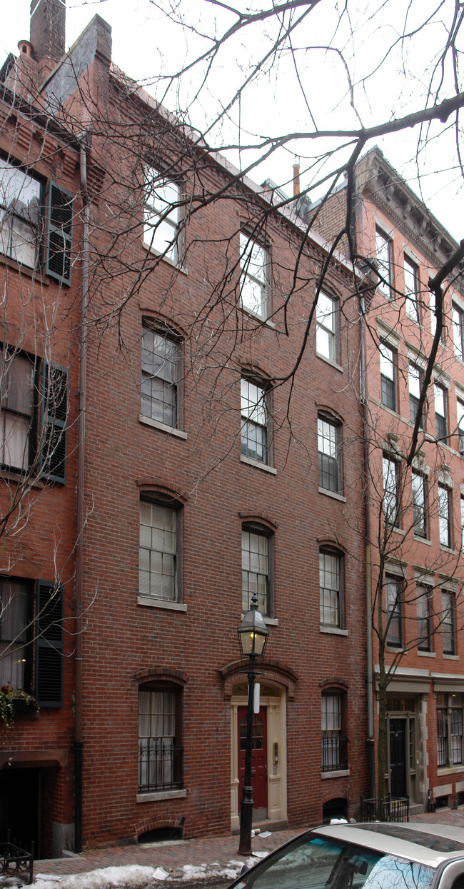 130 Myrtle St in Boston, MA - Foto de edificio - Building Photo