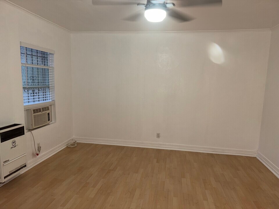 1267 S Dunsmuir Ave, Unit 1 in Los Angeles, CA - Foto de edificio