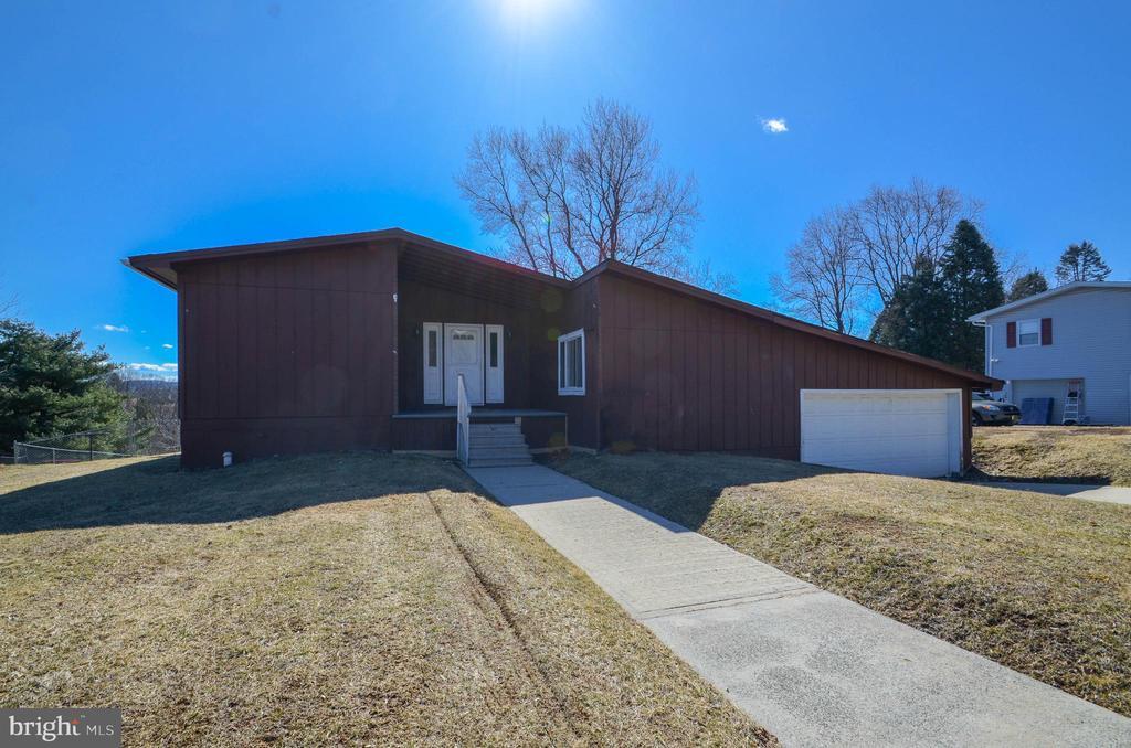 2228 Skyline Dr in Slatington, PA - Building Photo