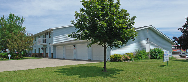 110-112 Industrial Dr in Beaver Dam, WI - Building Photo - Building Photo