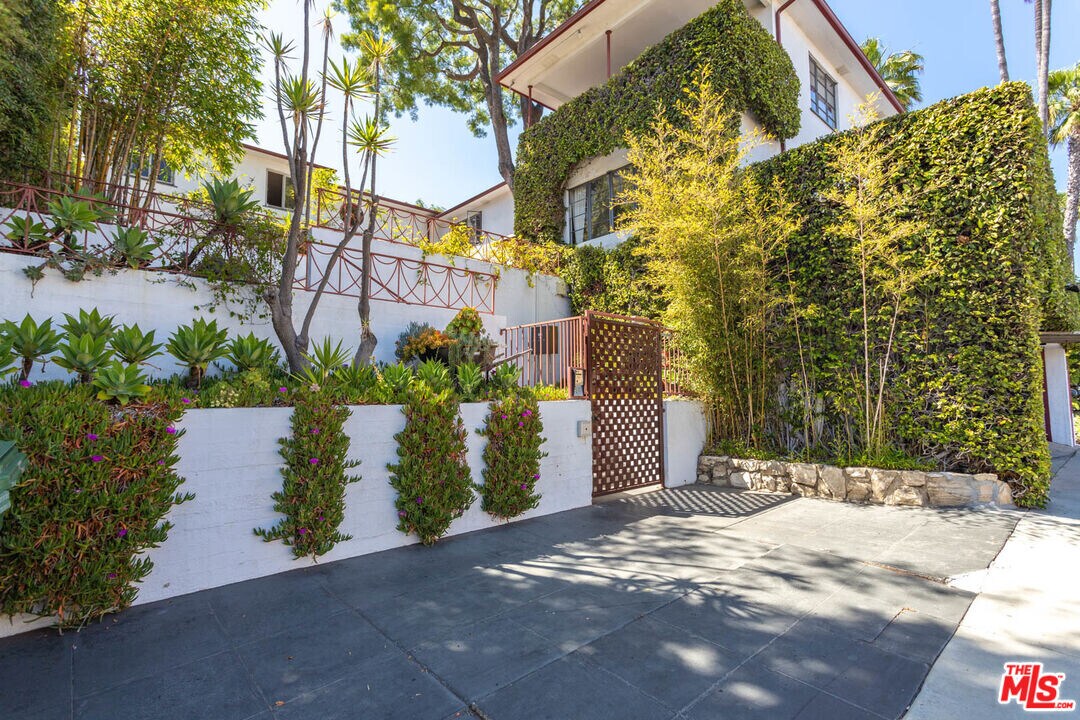 10959 Strathmore Dr in Los Angeles, CA - Building Photo