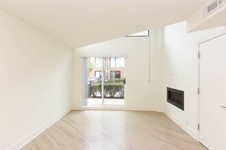 949 W Grace St, Unit 101J in Chicago, IL - Building Photo - Building Photo