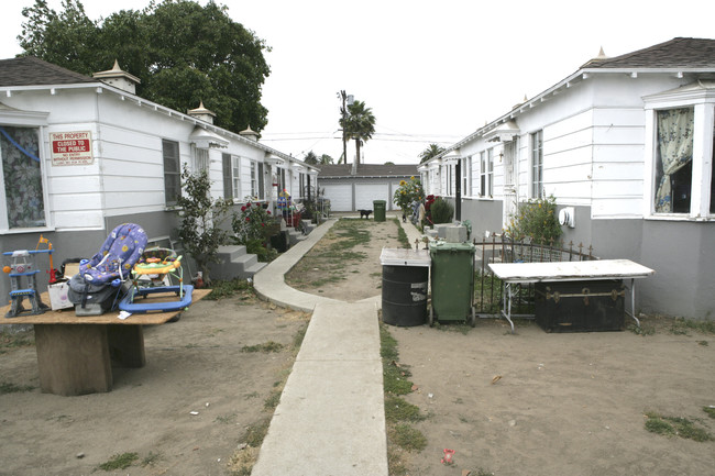 8847 S Hoover St in Los Angeles, CA - Building Photo - Building Photo