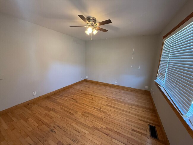 property at 905 Stevens Ct NE