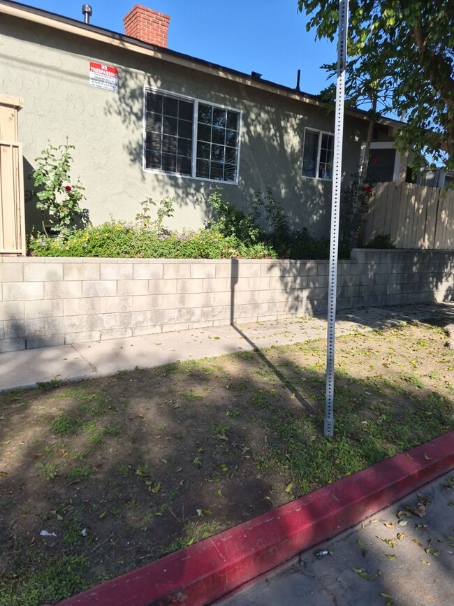 12902 Borden Ave in Sylmar, CA - Building Photo - Building Photo