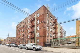 4215 34th Ave in Long Island City, NY - Building Photo - Building Photo