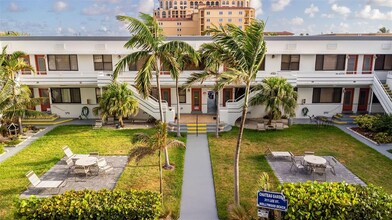 311 Liberty St, Unit 7 in Hollywood, FL - Foto de edificio - Building Photo