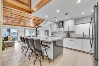 5817 Ranchito Ave in Van Nuys, CA - Foto de edificio - Building Photo