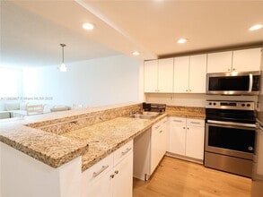 9125 SW 77th Ave in Miami, FL - Building Photo - Building Photo