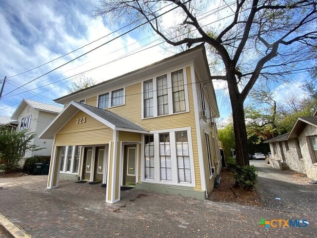 323 W Hutchison St in San Marcos, TX - Foto de edificio - Building Photo
