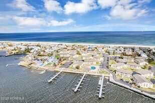 76 Wharfside Dr in Monmouth Beach, NJ - Building Photo