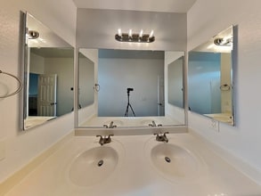 8786 W Augusta Ave in Glendale, AZ - Building Photo - Building Photo