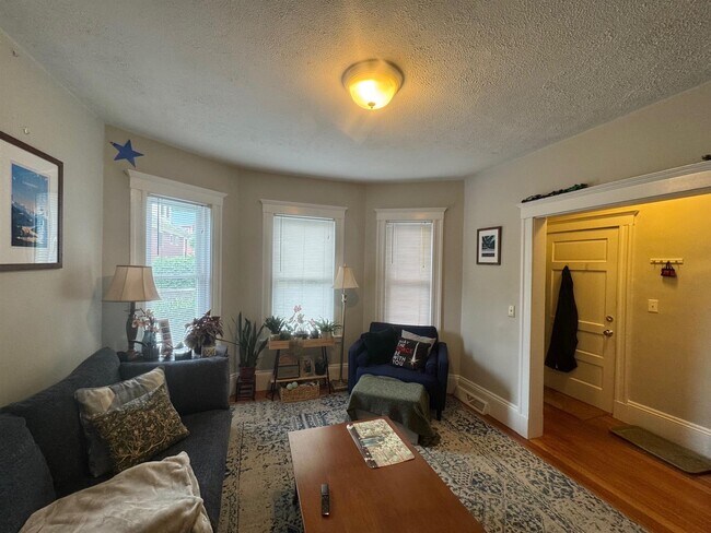 15 Belmont Sq, Unit 1 in Somerville, MA - Building Photo - Building Photo