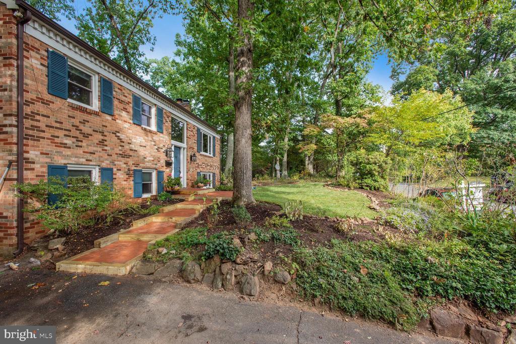6542 Hitt Ave in McLean, VA - Building Photo