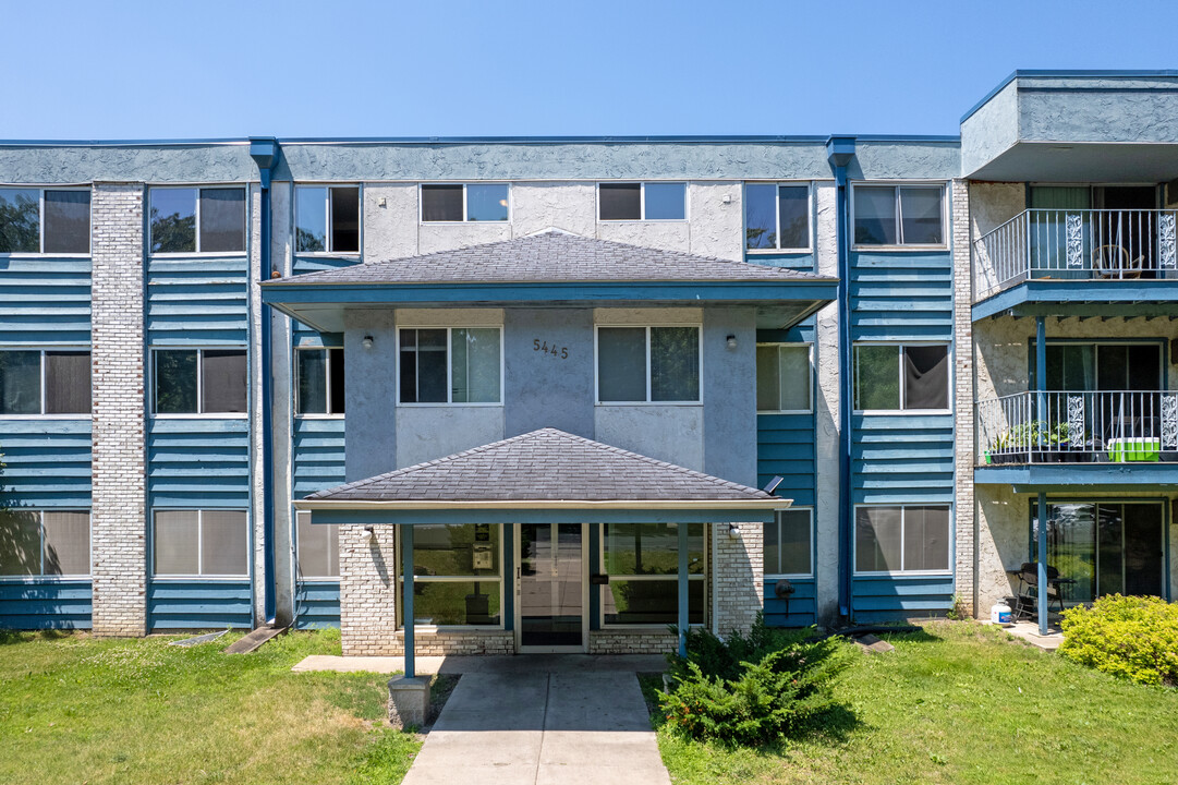 Sands Apartments in Mounds View, MN - Building Photo