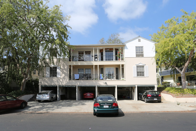 605-613 Midvale Ave in Los Angeles, CA - Building Photo - Building Photo