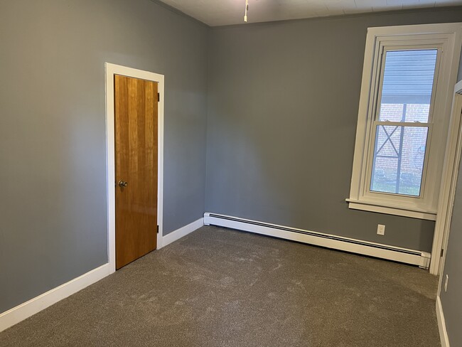 400 E Philadelphia Ave, Unit #2nd floor west in Boyertown, PA - Building Photo - Building Photo