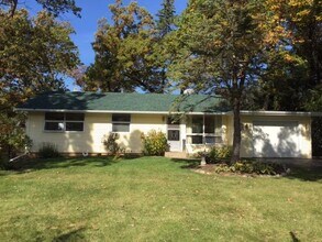 430 Waubun Dr in Fontana, WI - Building Photo - Building Photo