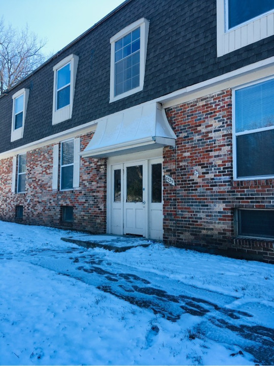 8725 Countryshire Ln-Unit -APT 1 in Kansas City, MO - Building Photo