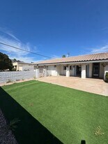 1990 E Calle Felicia in Palm Springs, CA - Building Photo