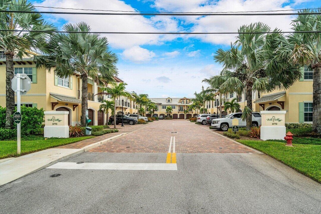 3770 County Line Rd in Tequesta, FL - Building Photo